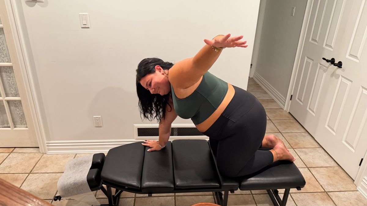 Shoulder rehabilitation exercise with an arm raise on hands and knees